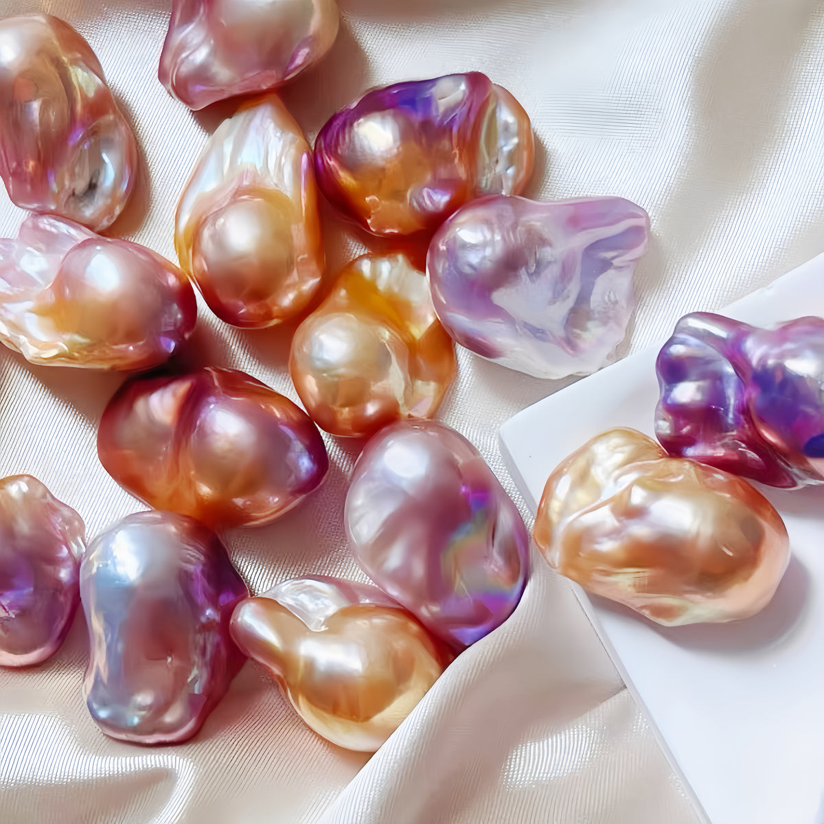 A06. Large Baroque Pearl Clam (2–3 Baroque Pearls)